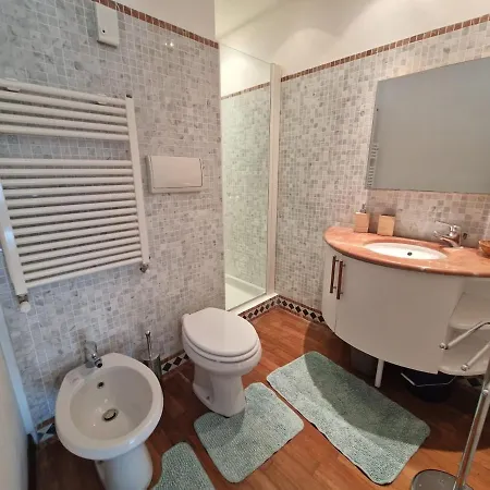 Il Rifugio Nel Porto Antico - The Refuge In The Old Port -le Refuge Dans Le Vieux Port *